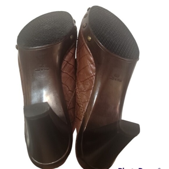 Stuart Weitzman cognac leather clog w/ chunky heel gold accented rivets & buckle - Picture 4 of 6